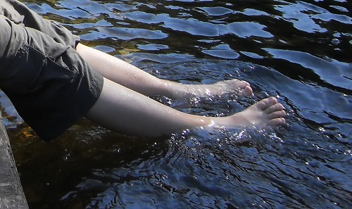 Füße im Wasser abkühlen
